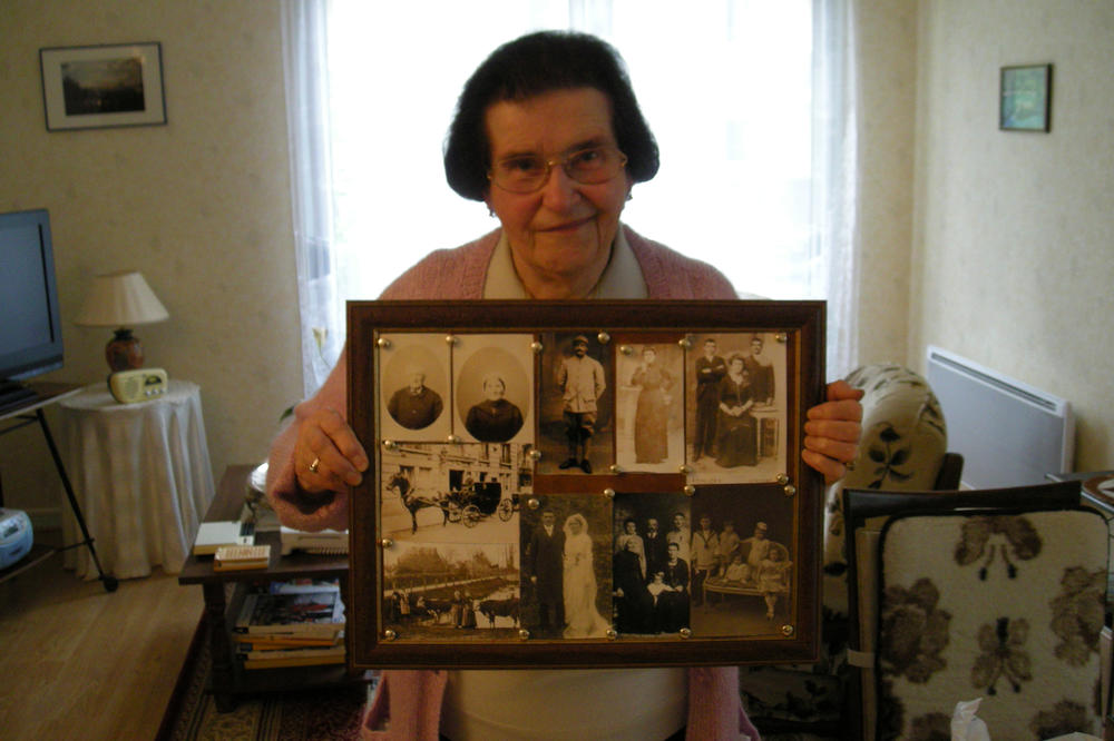 Erinnerungen teilen: Um zu erforschen, wie sich Sprache im Laufe des Lebens verändert, führte die Sprachwissenschaftlerin Annette Gerstenberg viele Interviews. Das Foto zeigt eine der Teilnehmerinnen der Studie.