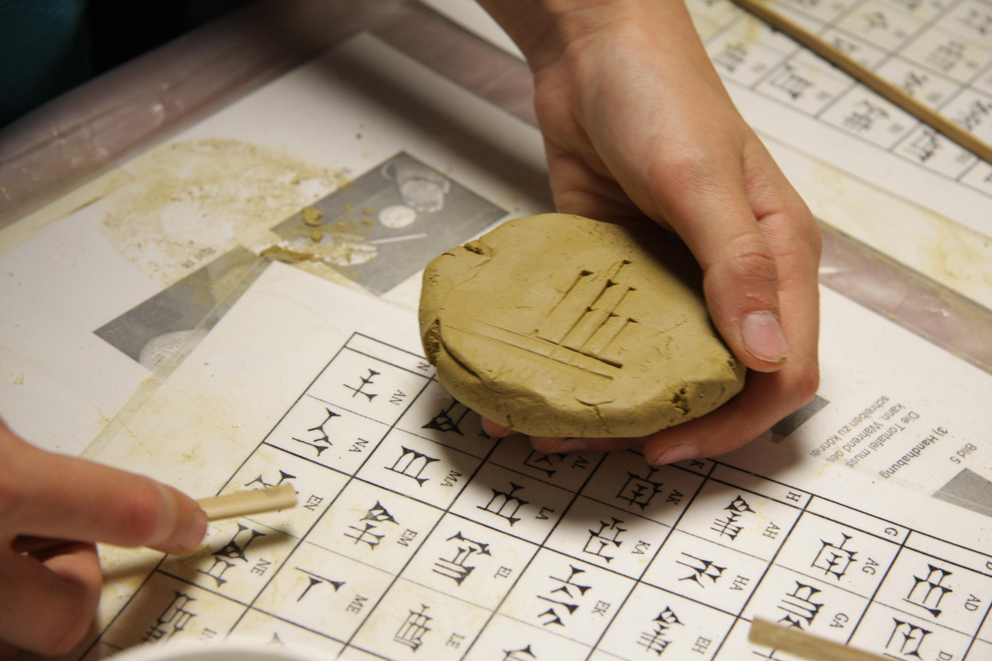 In Ton geschrieben: Bei der Langen Nacht der Wissenschaften können sich Besucherinnen und Besucher in Keilschrift üben.