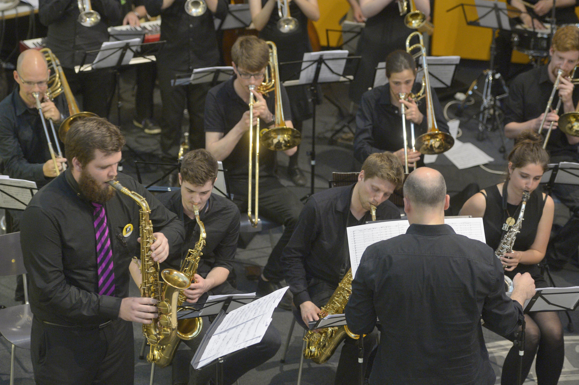 Die Uni Bigband Berlin spielt in den Kolonnaden in der Fabeckstraße für die Besucher auf.