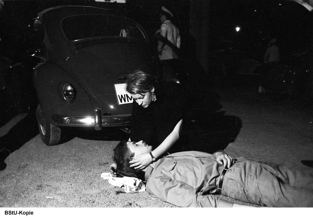 Neben dem tödlich verletzten Benno Ohnesorg kniet die ehemalige Studentin der Freien Universität Friederike Dollinger.