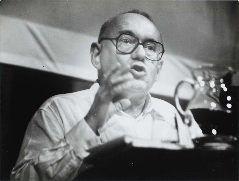 Der österreichische Autor Ernst Jandl wurde für seine Lesungen bekannt. Er gehörte zu jenen deutschsprachigen Autoren, die sich von der Rhythmik amerikanischer Lyrik inspirieren ließen.