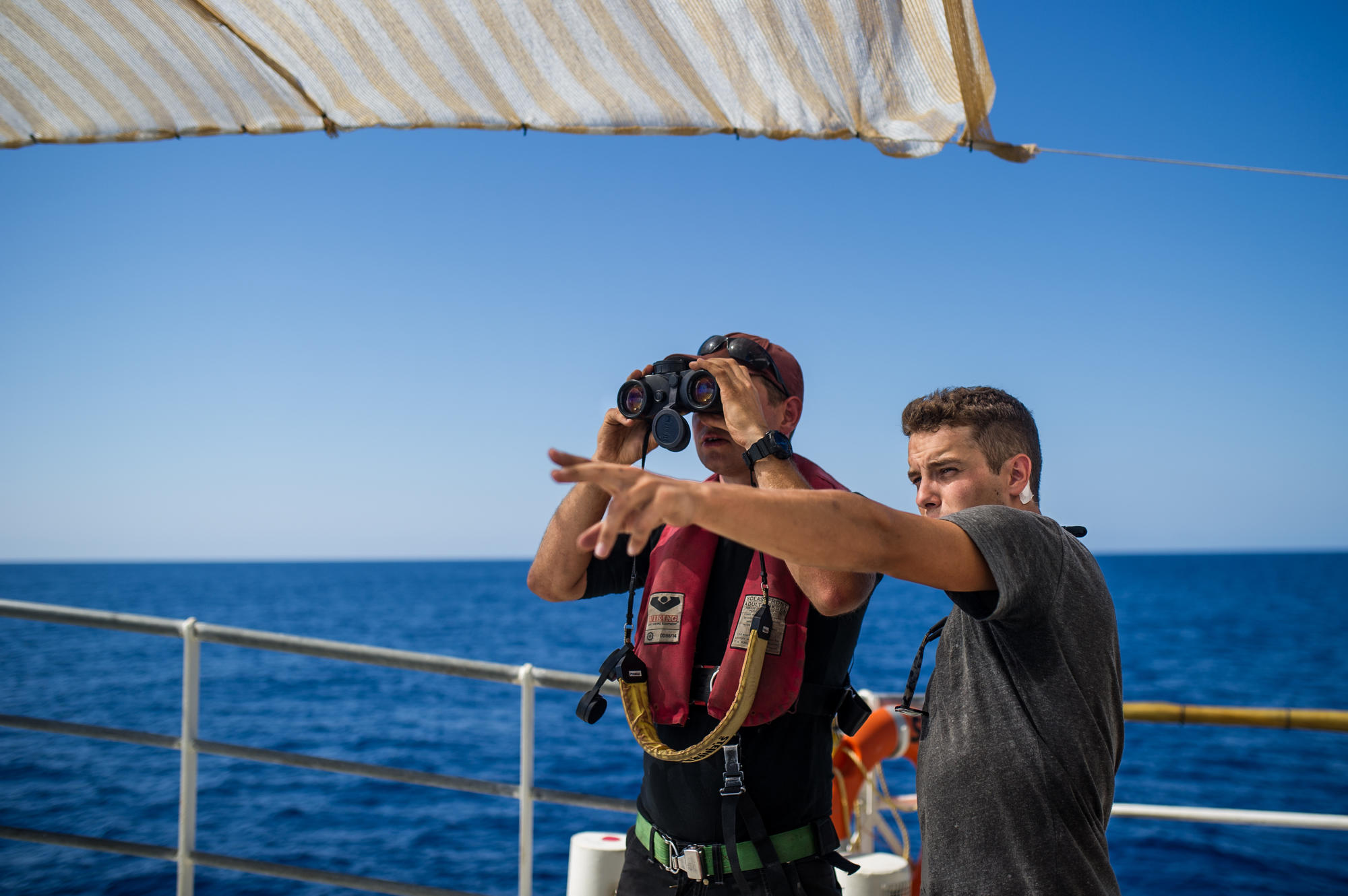Lebensretter und Jura-Student: Oscar Schaible (rechts) und ein Mitglied des Teams halten auf dem Flüchtlingsrettungsboot „Sea-Watch 2“ vor der libyschen Küste nach Flüchtlingsbooten Ausschau.