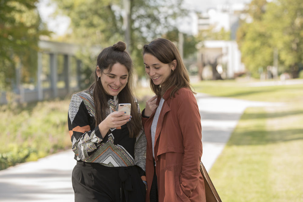 Unsere Autorin Ann-Kathrin Canjé (links im Bild) und ihre Freundin Lena Pflüger testen die App „Cassis“.