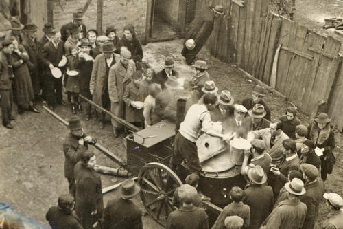 A mobile soup kitchen in Zbąszyń in 1938: Calls went out in Polish Jewish and Yiddish newspapers, asking the community to donate food, physical objects, and money for the Jews who had been deported.