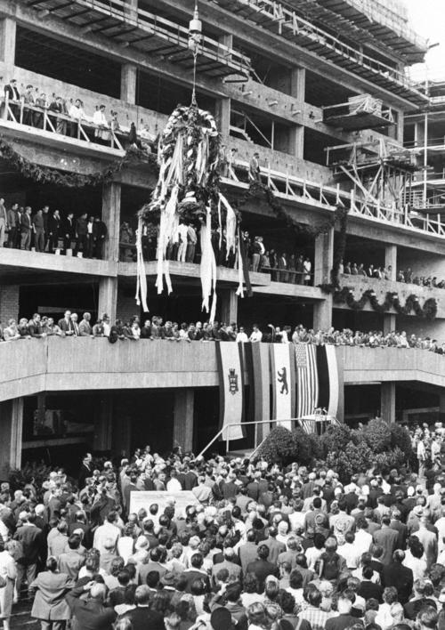 Betonkoloss für die Medizin: Bei den Entwürfen für den Neubau – hier das Richtfest 1964 – arbeiteten die Architekten eng mit Ärzten zusammen. Das Uni- Krankenhaus nach amerikanischem Vorbild vereint Kliniken, Hörsäle und Institute unter einem Dach.