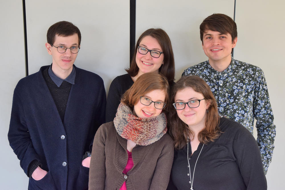 Kleist mal praktisch: Zum Team gehören Larissa Hesse und Viviane Jasmin Meierdreeß (vorne li. u. re.) sowie David Frühauf, Melanie Baumann und Lukas Nils Regeler (hinten v. l. n. r.).