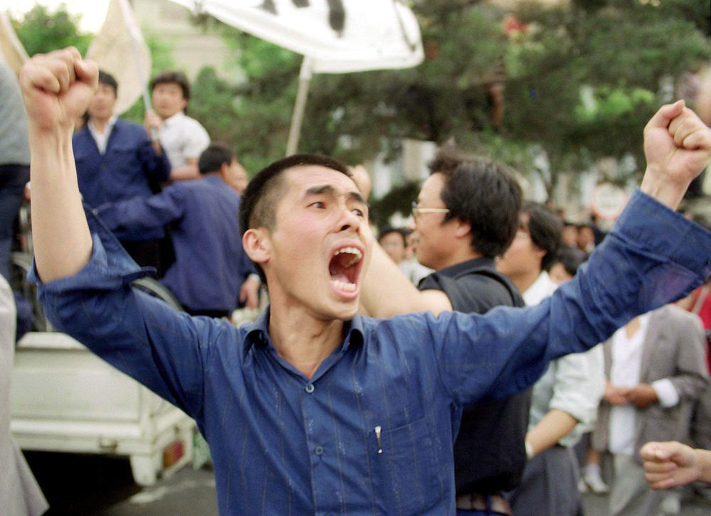 Lautstarker Protest: Ein Demonstrant ruft bei einer Massenkundgebung am 17. Mai 1989 in Peking prodemokratische Parolen.