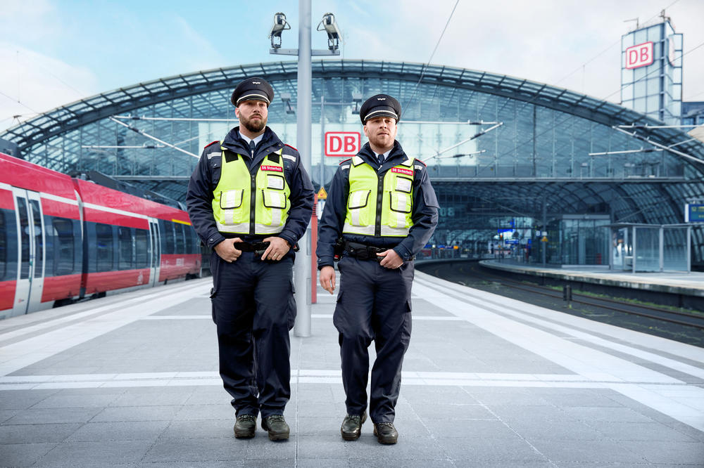 Beruhigende Präsenz. Mitarbeiter der Deutschen Bahn AG auf Präventionsstreife. Die sichtbare Anwesenheit von Sicherheitskräften in öffentlichen Verkehrsmitteln und im öffentlichen Raum kann das Sicherheitsgefühl erhöhen.