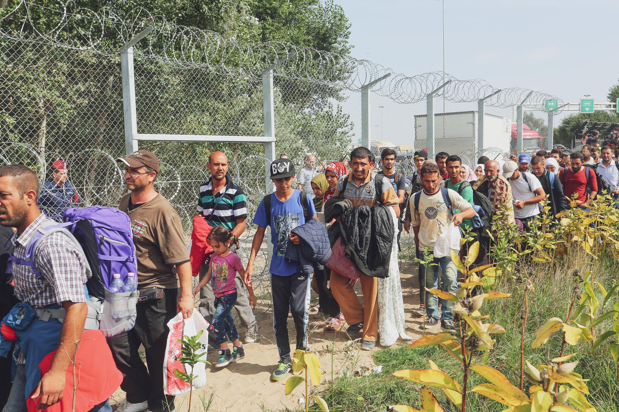 Im September 2015 schließt Ungarn nahe der serbischen Stadt Horgos einen wichtigen Grenzübergang zu Serbien und errichtet einen Grenzzaun. Tausende Menschen kommen von dort auf ihrer Flucht in die Staaten der Europäischen Union nicht weiter.