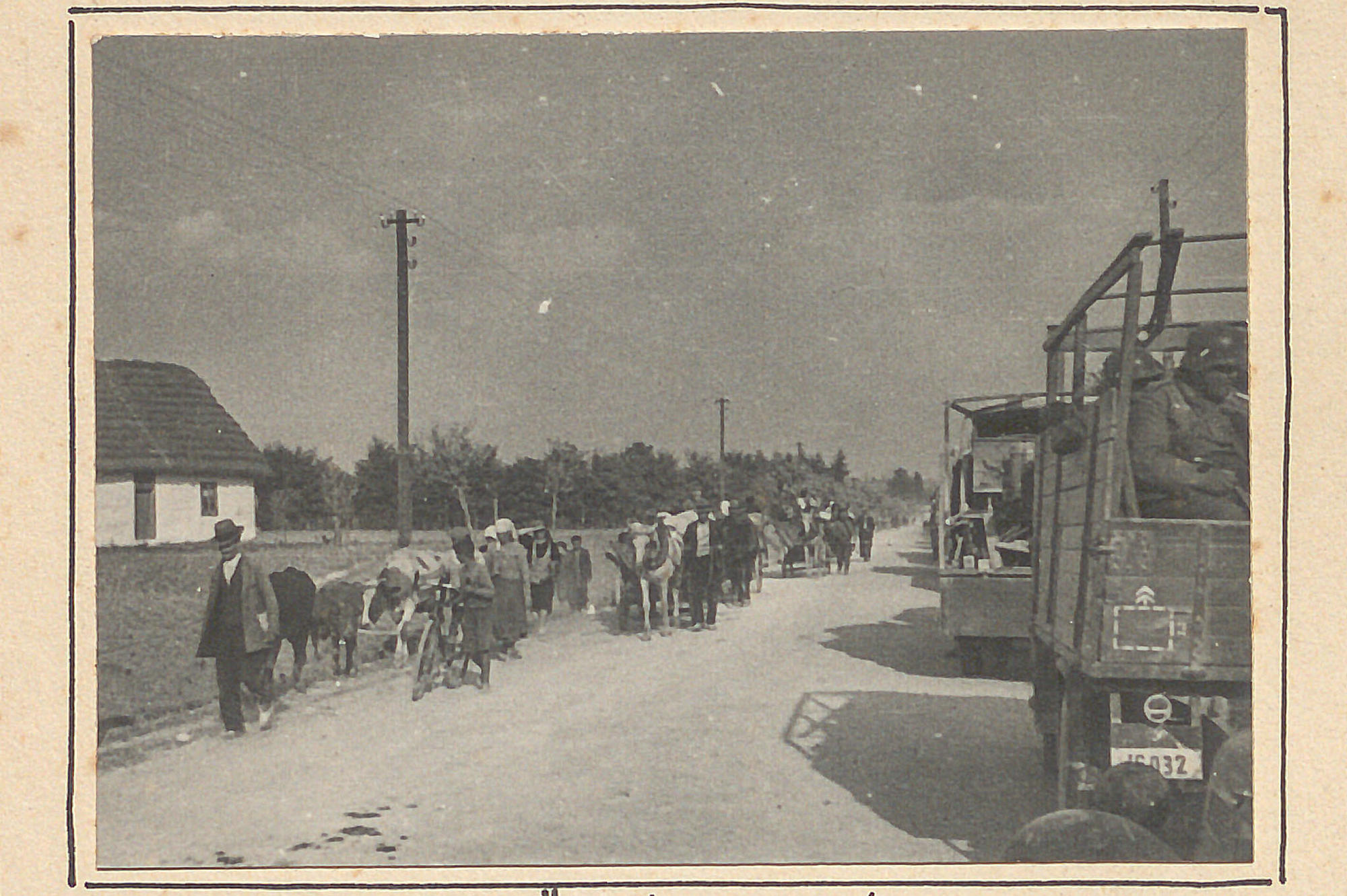 Eine Aufnahme vom 4. September 1939, Woldemar Tröbst hatte dazu vermerkt: „Ein alltägliches Bild Rechts die vormarschierende "Dritte." - Links: Flüchtlinge kehren in ihre Dörfer zurück.“