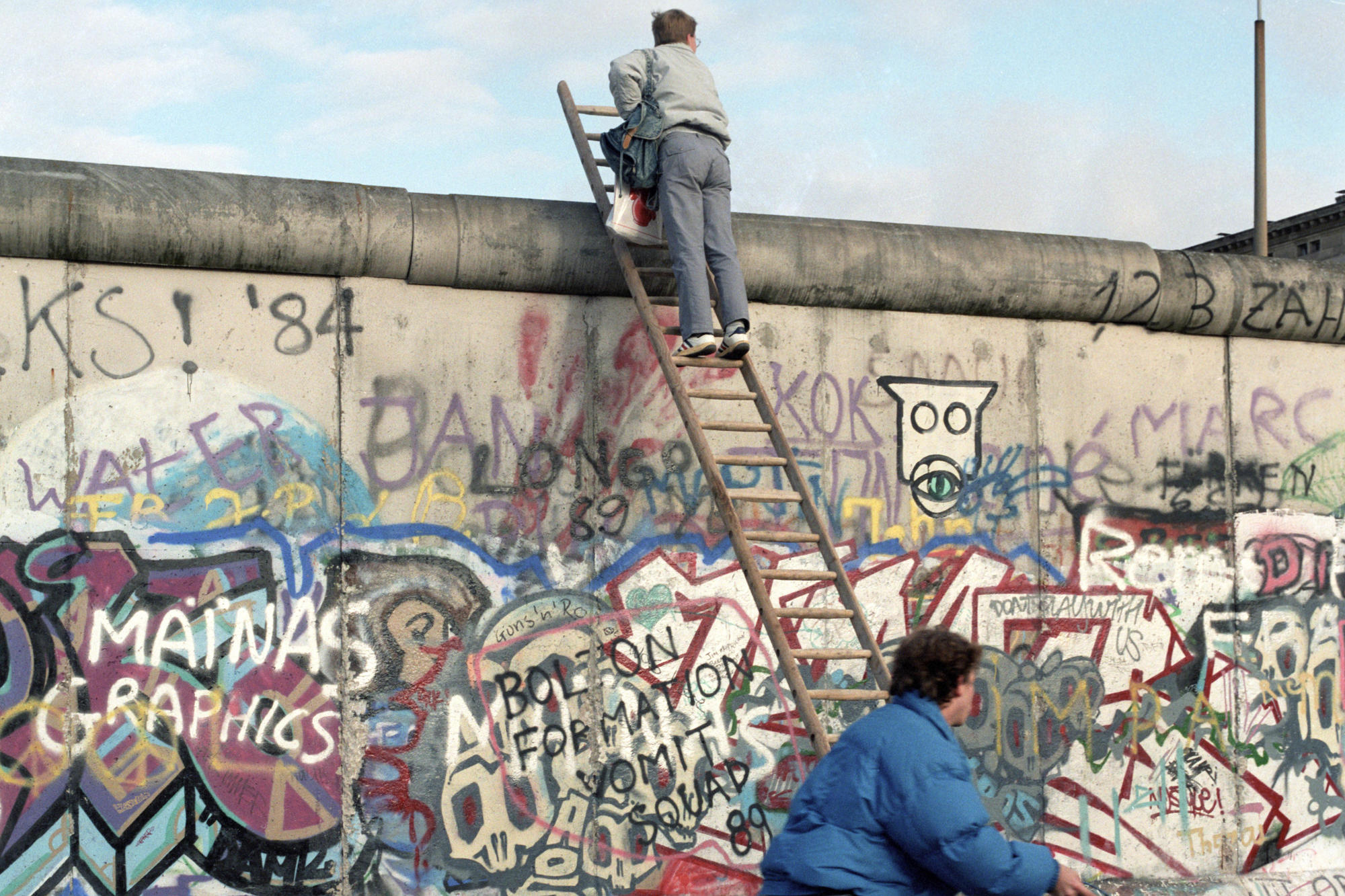Blick auf die andere Seite. An der Berliner Mauer im April 1990, kurz nach den ersten freien Wahlen in der DDR.