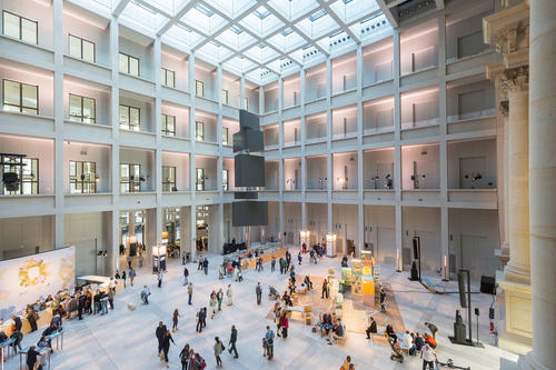 Das Foyer des Humboldtforums mit dem Kosmographen (Medienturm).