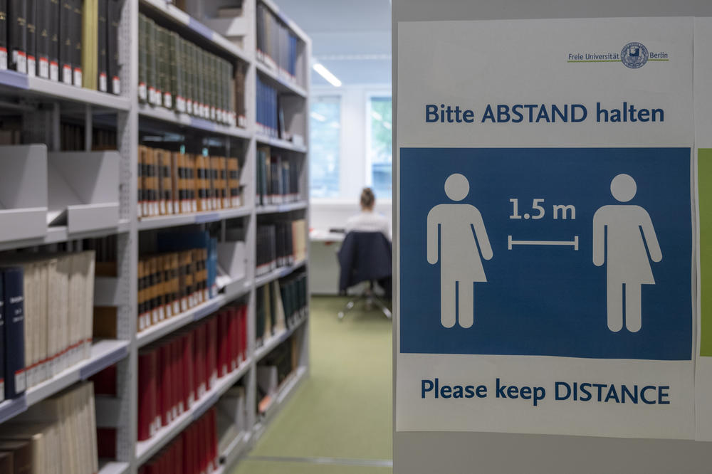 Auf Abstand auf dem Campus: Durch das Einhalten von Coronaregeln konnten Studierende wieder in die Campusbibliothek.
