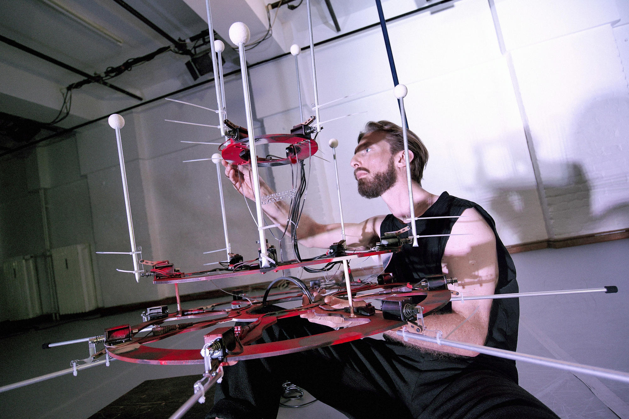 Amund Ulvestad mit seinem Roboter-Perkussionshut. Der Norweger widmet sich der künstlerischen Zusammenarbeit zwischen Mensch und digitaler Maschine.