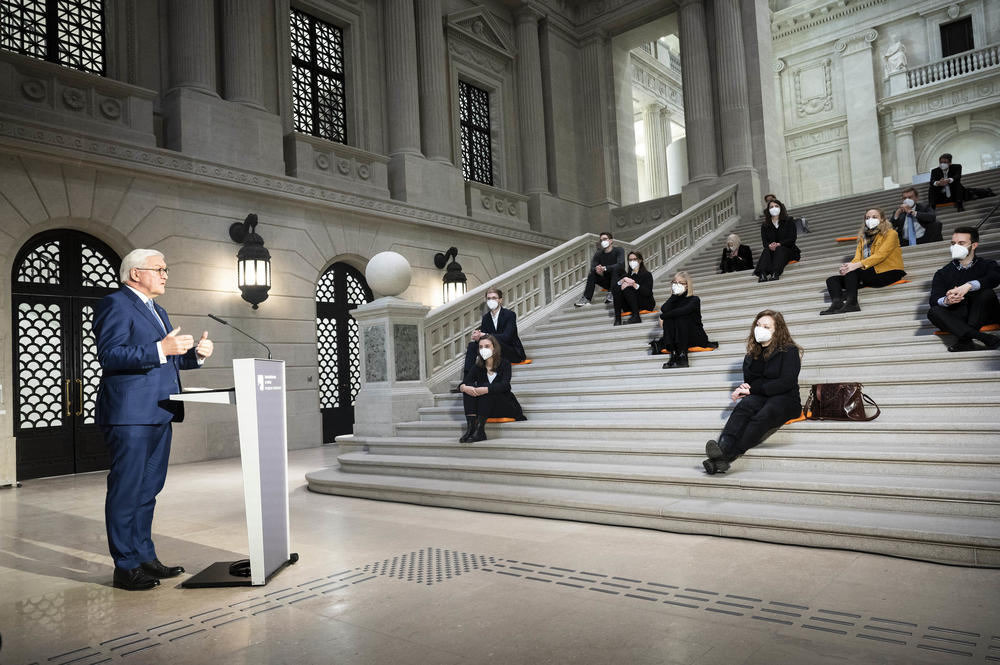 Ausgebremst in ihrer Ausbildung. Neun Studierende konnten am 12. April in der Staatsbibliothek dabei sein, stellvertretend für ihre Kommilitoninnen. Im Hintergrund ein TV-Team.