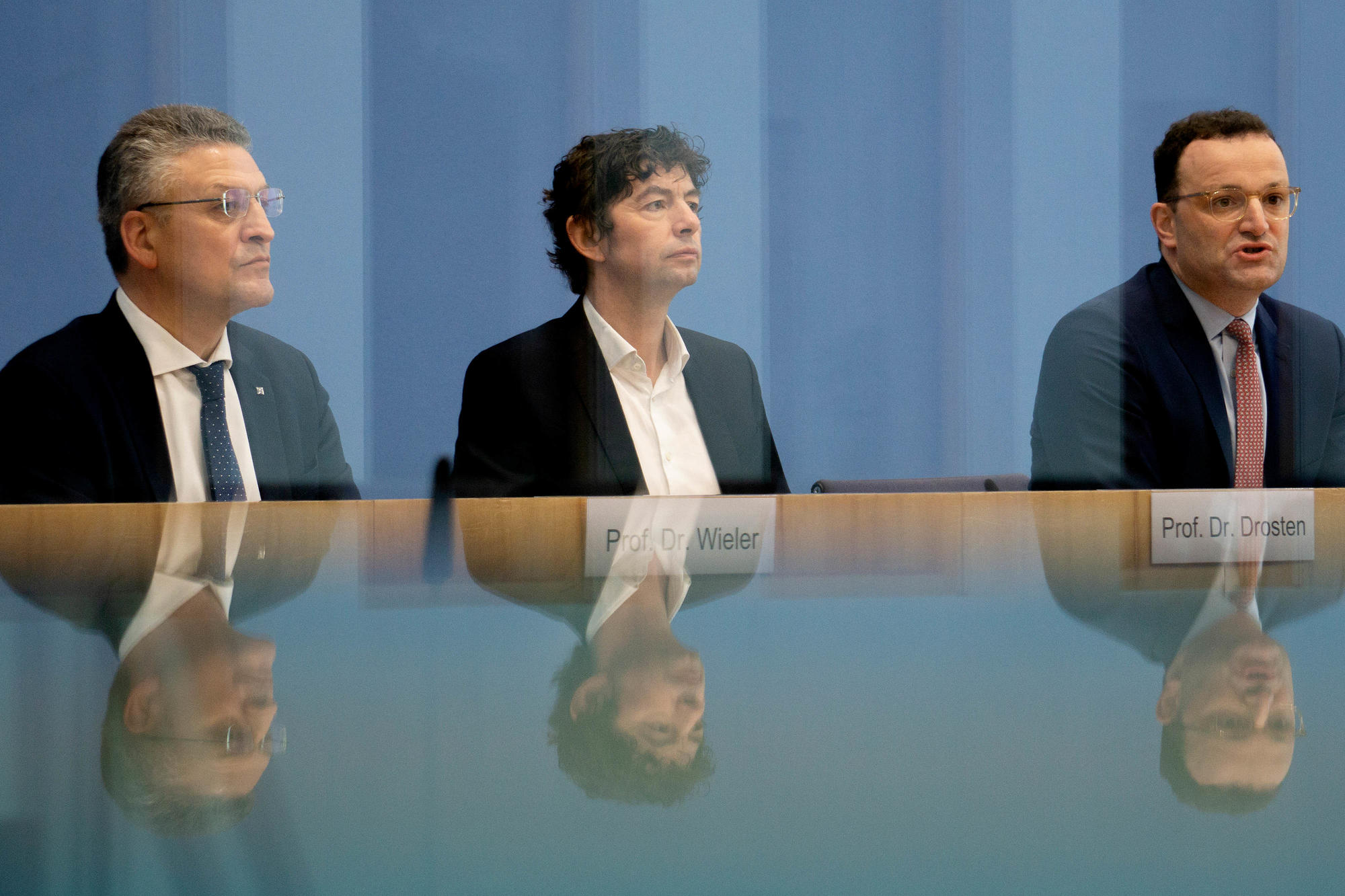 Als die Pandemie noch neu war. Lothar Wieler, RKI-Präsident und Honorarprofessor am Fachbereich Veterinärmedizin der Freien Universität, Christian Drosten (Charité) und Gesundheitsminister Jens Spahn (l.n.r.) am 9.3.2020 in der Bundespressekonferenz.