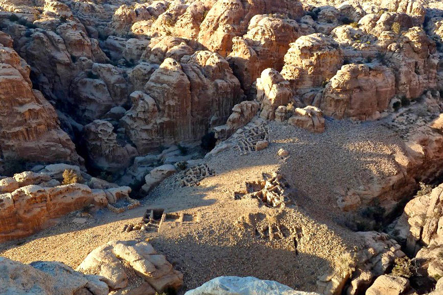 Von Schluchten umgeben. Auf einem Hochplateau liegt die jungsteinzeitliche Siedlung von Ba’ja inmitten der Berge der Petra-Region in Südjordanien.