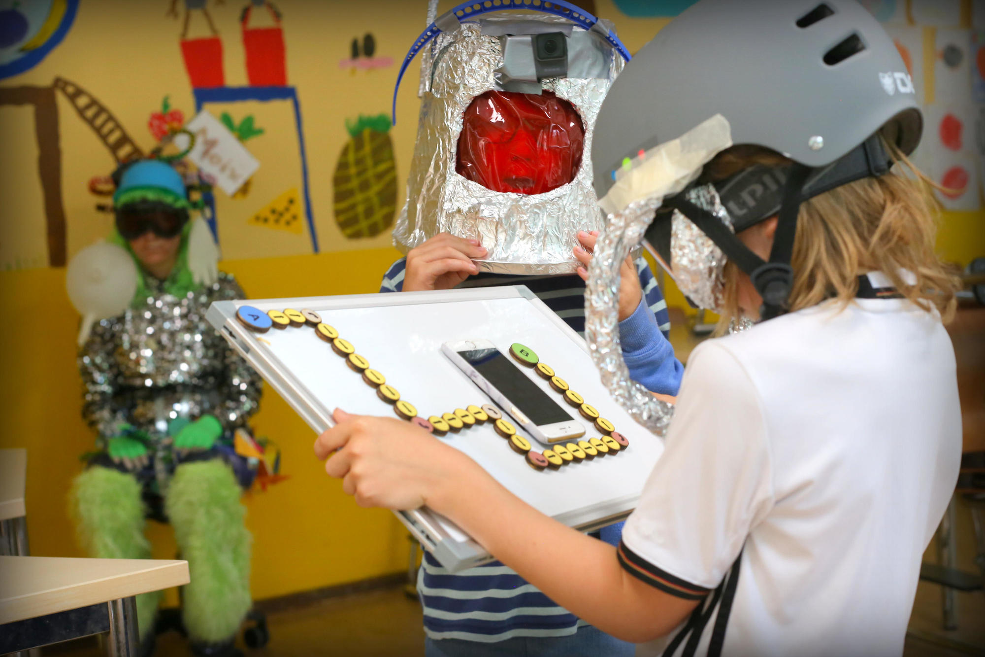 Wenn das Klassenzimmer zum Raumschiff wird. Um die kryptischen Nachrichten des Außerirdischen entziffern zu können, müssen die Kinder addieren und substrahieren.