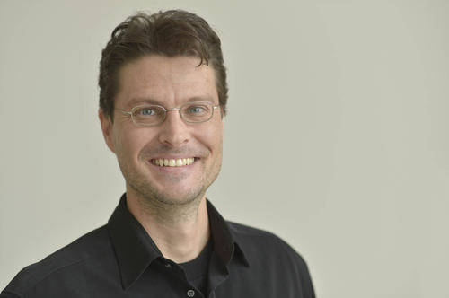 Der Neurogenetiker Robin Hiesinger untersucht an Fruchtfliegen, wie sich ein Gehirn vernetzt.