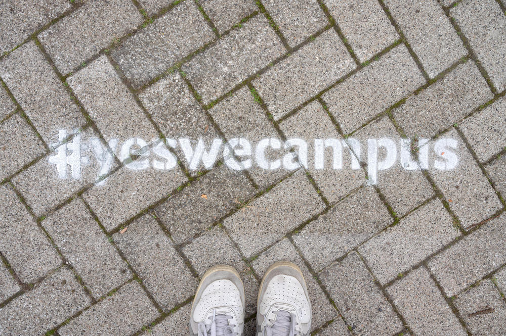 Zuversicht: Die Vorbereitungen für das Wintersemester laufen: Der Hashtag #yeswecampus weist Studierenden der Freien Universität Berlin den Weg zurück auf den Campus.