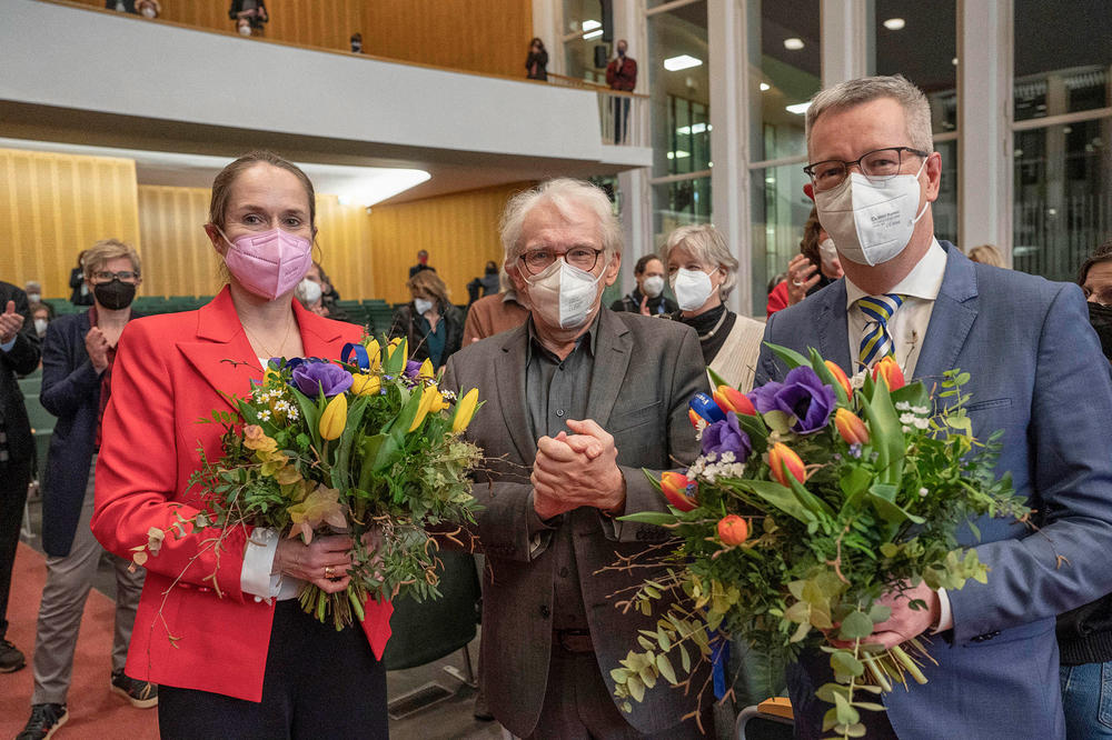 Nach der Entscheidung. Herausforderin Prof. Dr. Beatrix Busse von der Universität zu Köln, Kuratoriumsvorsitzender Prof. Dr. Karl Max Einhäupl und der wiedergewählte Präsident Prof. Dr. Günter M. Ziegler (v. l. n. r.).