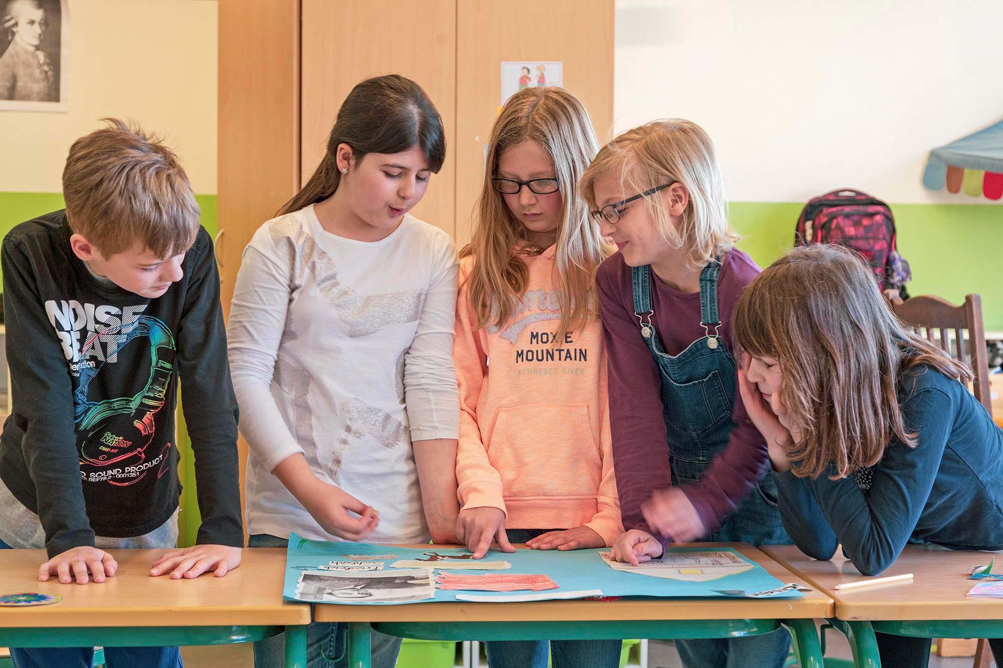 Aktives Miteinander. Situationen wie diese fehlen durch die Pandemie. Der direkte Austausch mit anderen Kindern wirkt sich auch positiv auf den Lernerfolg aus.