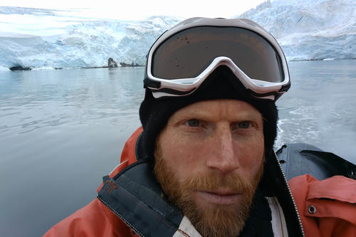 Jonas Zimmermann forscht auch in der Antarktis an Kieselalgen – in einem wasserdichten und isolierenden Überlebensanzug, der bei den Bedingungen vor Ort Pflicht ist.