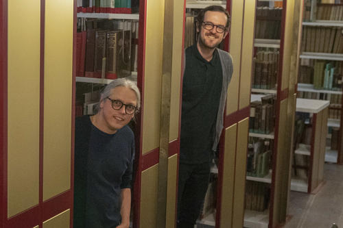 Ringo Narewski (li.) leitet die Arbeitsstelle Provenienzforschung der Universitätsbibliothek, Stephan Kummer erforscht die Provenienzen der judaistischen Bestände.