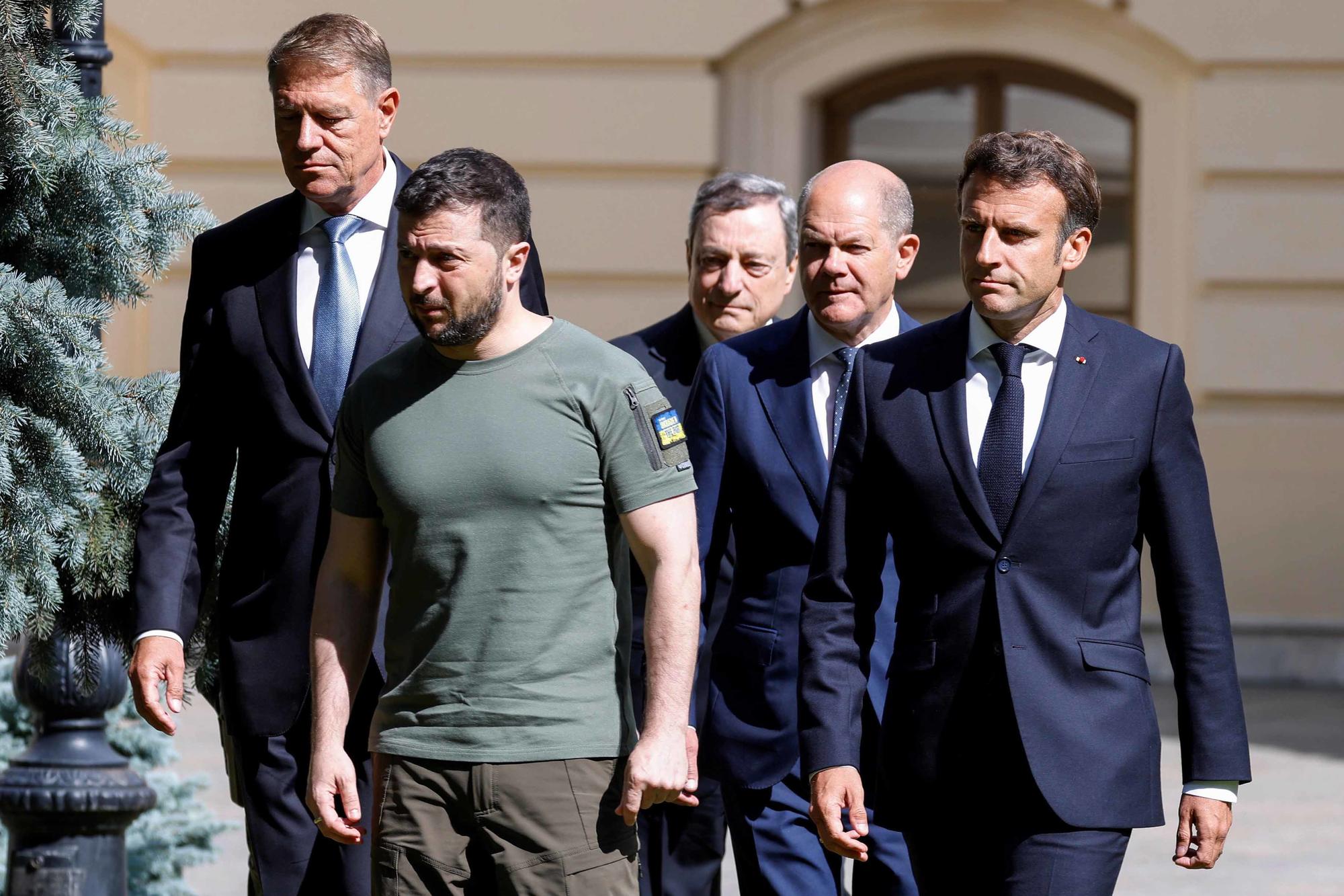 Der französische Präsident Emmanuel Macron (r.), Rumäniens Präsident Klaus Johannis (l.), Italiens Premierminister Mario Draghi (M.), Bundeskanzler Olaf Scholz (2. v. r.) mit dem ukrainischen Präsidenten Wolodymyr Selenskyj am 16. Juni 2022 in Kiew.