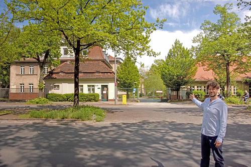 Hochschule heute. Jan Kersten, der die Geschichte des GeoCampus dokumentiert hat, vor einem Eingang zum Gelände des GeoCampus.