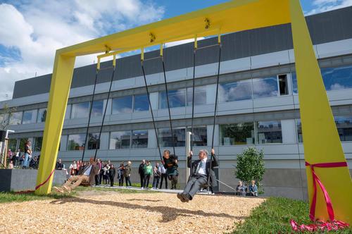 Die SupraSwing von Künstlerin Katja Marie Voigt neben dem Forschungsbau.