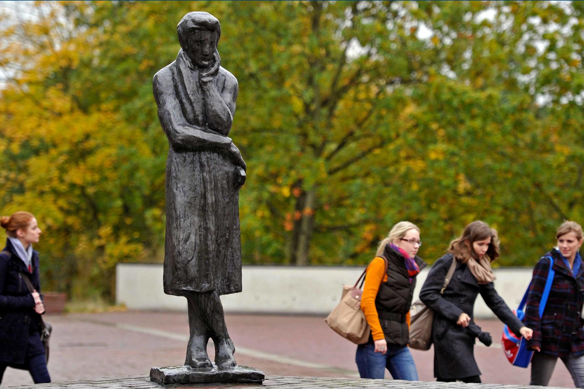 Denker auf dem Campus. Heinrich Heine, nach dem die Universität in seiner Geburtsstadt benannt ist, hatte es geahnt: „In Düsseldorf wird mir wohl ein Monument gesetzt werden“, schrieb er 1837 an seinen Bruder.