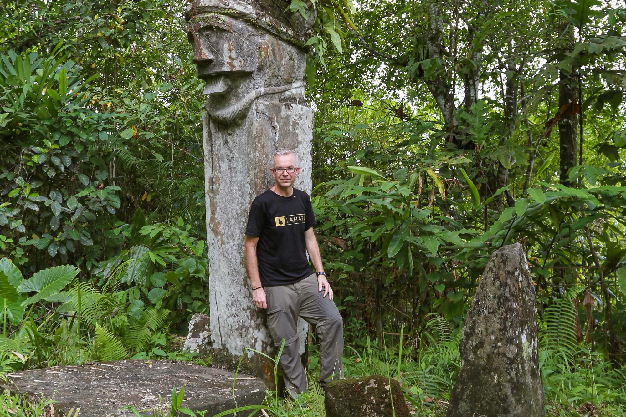 In einigen Regionen Indonesiens sind die Megalithen auch heute noch von Bedeutung. Dominik Bonatz, hier auf der Insel Nias, forscht dazu in einem neuen Projekt.