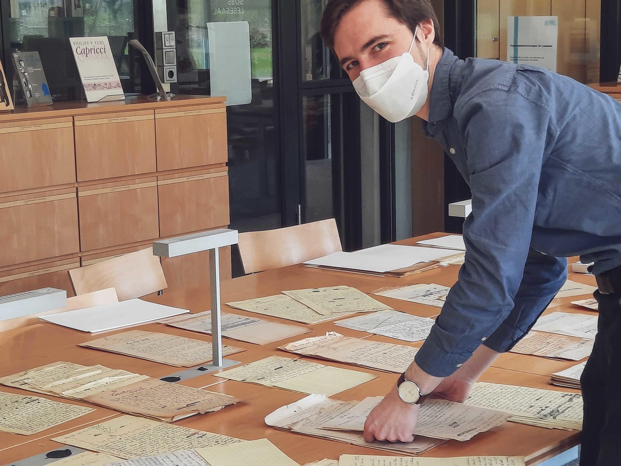 Forscher Lukas Laier sortiert Papiere im Deutschen Exilarchiv 1933-1945 in Frankfurt am Main.