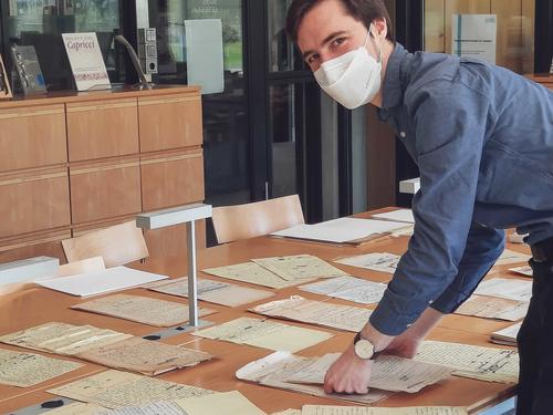 Forscher Lukas Laier sortiert Papiere im Deutschen Exilarchiv 1933-1945 in Frankfurt am Main.