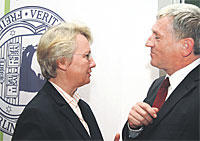 Die Laudatorin und der Geehrte: Bundesministerin Annette Schavan im Gespräch mit Arnold Stadler.