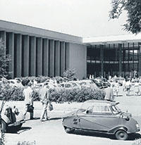 Mobil zur Uni. Wagenpark vor dem Henry-Ford-Bau circa 1959.