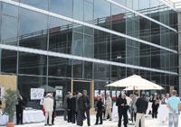 Transparent: Die Glasfassade des Neubaus misst 9000 Quadratmeter.