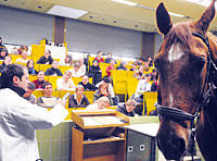 Tierische Lehrstunde: Besucher des Campus Düppel erfahren viel darüber, wie ihr Haustier gesund bleibt.