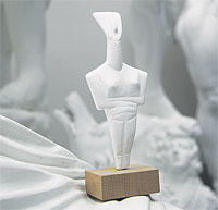 Dekorativ: Der Gipsabguss des Kykladen-Idols.