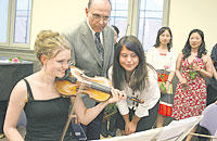 Interpretin, Professor und Komponistin bei der Generalprobe.