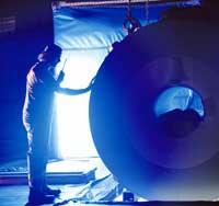 Kurz vor Mitternacht am 11. September 2008 war es so weit: Der neue 13 Tonnen schwere Magnet-Resonanz-Tomograph wurde durch das Dach des Laborneubaus gehievt.