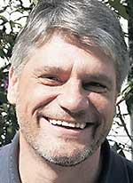 In einem Gedicht stecke eine ganze Welt, findet Raoul Schrott.