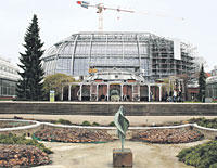 Fast ein Jahr lang wurde die Fassade des Großen Tropenhauses Stück für Stück wieder aufgebaut, verschweißt und schließlich in den letzten Monaten neu verglast. Im September des nächsten Jahres soll die Wiedereröffnung stattfinden.