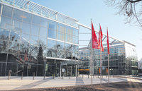 Licht und transparent zeigen sich Fassaden und das Innere des Campushotels.