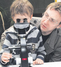 Mit Durchblick: Kleiner Forscher auf der Langen Nacht der Wissenschaften.