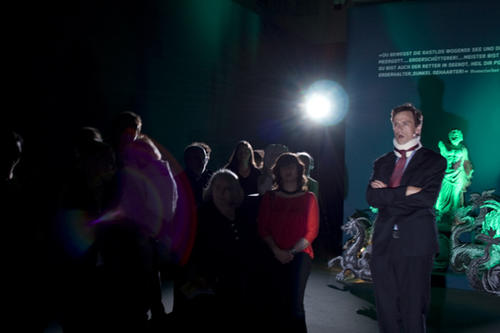 "Wohin mit den Göttern?": Bei einem exklusiven Rundgang durch die Ausstellung begegneten die Besucher auch Aphrodite, Demeter und Poseidon.