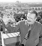 Labor mit Panoramablick. Physikprofessor Ludger Wöste hat seine Forschungsstation auf dem Dach des Bettenhauses des Charité-Klinikums.