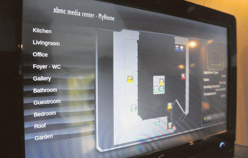 Auf einen Blick: Monitore zeigen die Elektronik in jedem Zimmer.