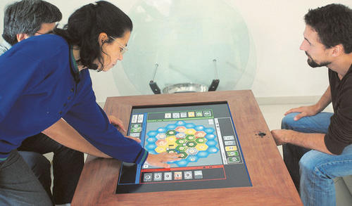 Alleskönner: Der Wohnzimmertisch lässt sich als Spielekonsole nutzen.